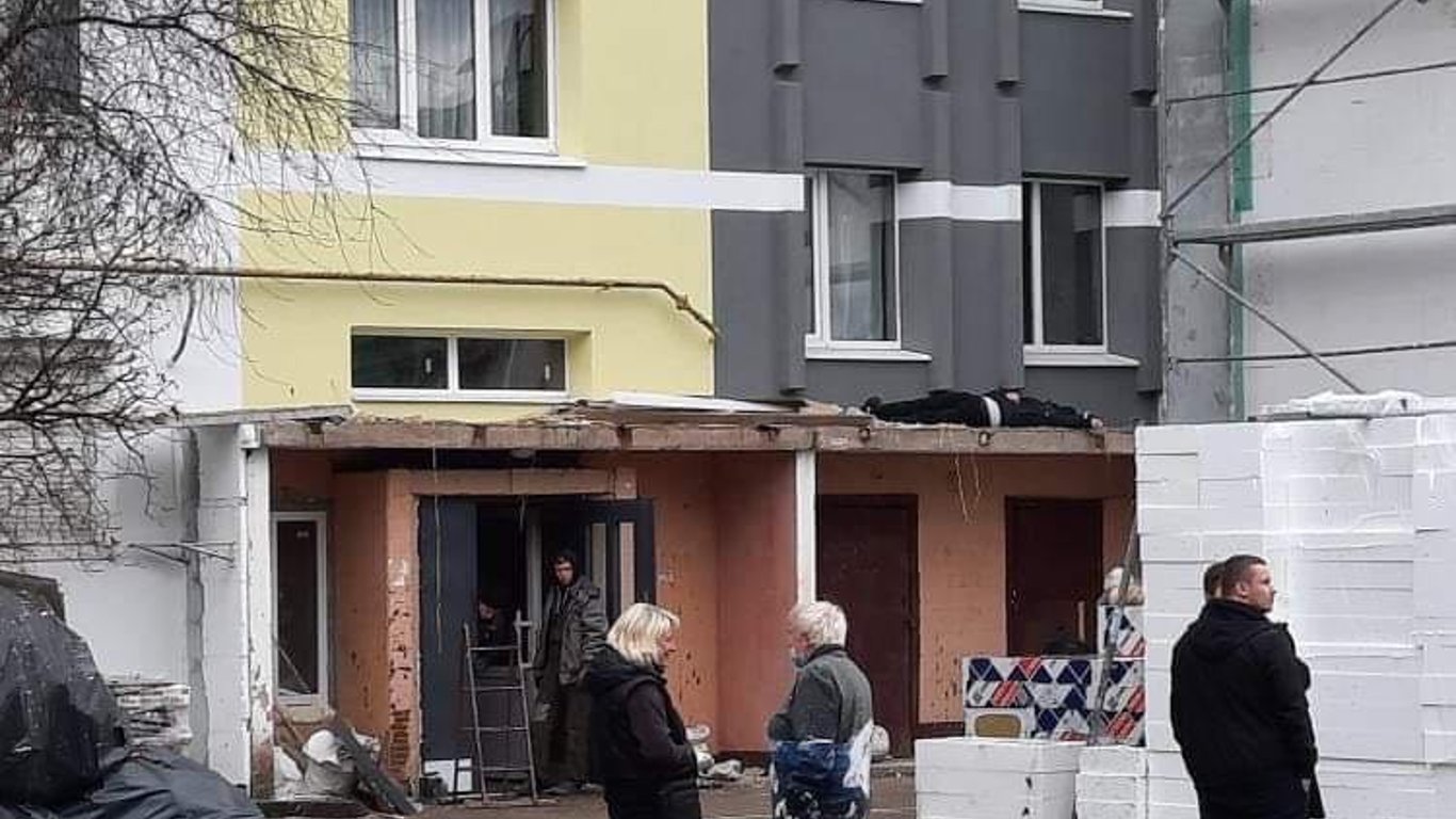 У Львові впав чоловік з риштування - фото