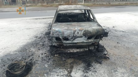 Сгорел до тла: на Харьковщине на АЗС вспыхнул припаркованный автомобиль. Кадры - 285x160