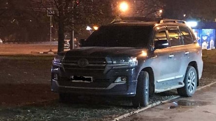 Припарковался прямо на газоне: в Харькове заметили очередного "героя парковки" - 285x160
