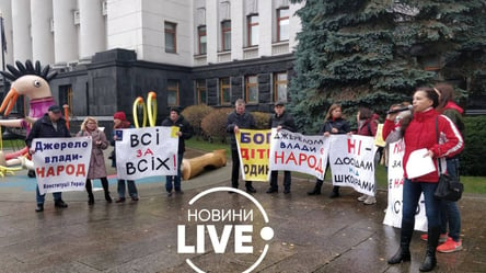 В центре Киева снова собрались антивакцинаторы: говорят о "клиническом эксперименте" - 285x160