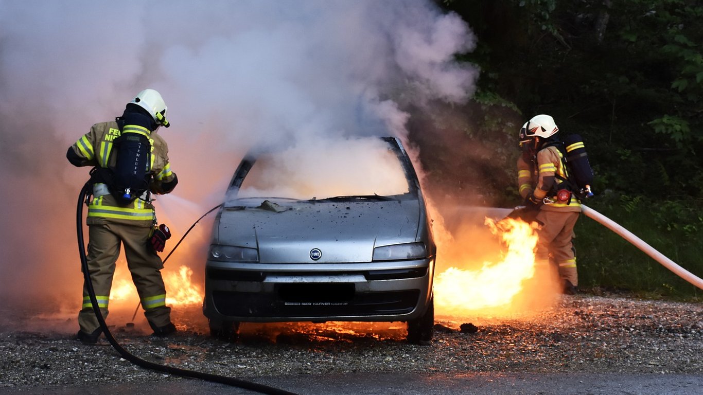 Автомобиль загорелся во время движения во Львовской области - подробности