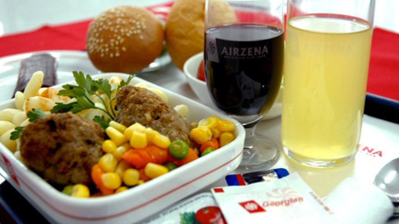Чем кормят пассажиров в самолетах авиакомпаний мира - фото