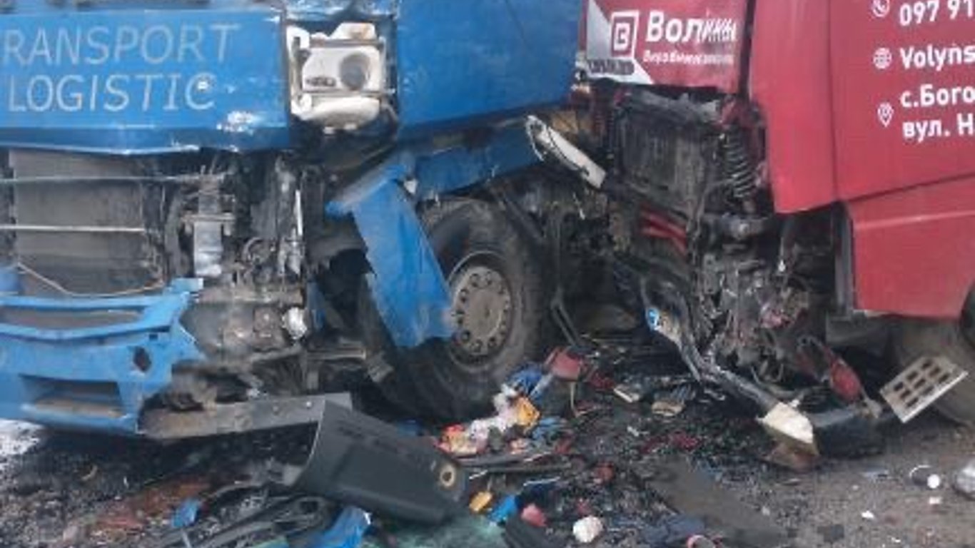 Столкнулись грузовики - фото ДТП во Львовской области