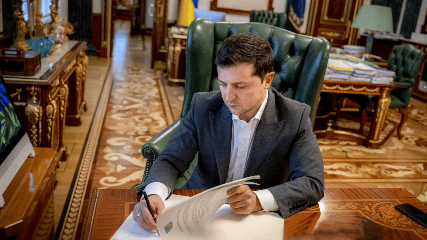 Зеленский подписал закон "об олигархах"