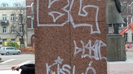 У Львові вандали поглумилися над пам'ятником Степану Бандері. Фото - 285x160