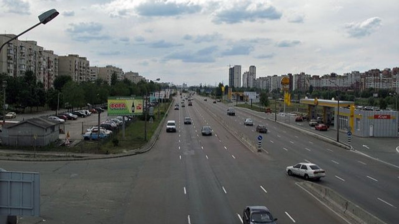 Дівчина показувала принади водіям прямо на дорозі - Новини Києва