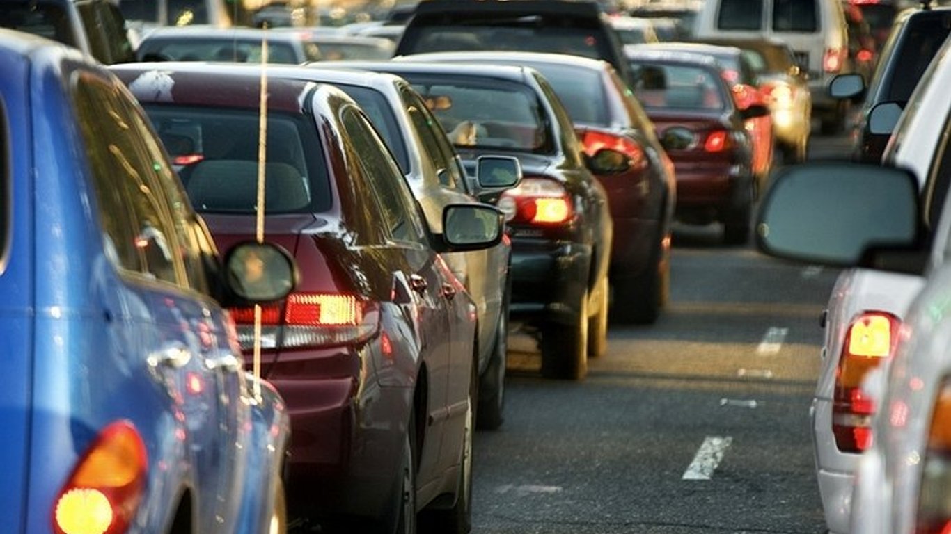 У мережі показали, як водії нахабно об'їжджають кілометрові пробки
