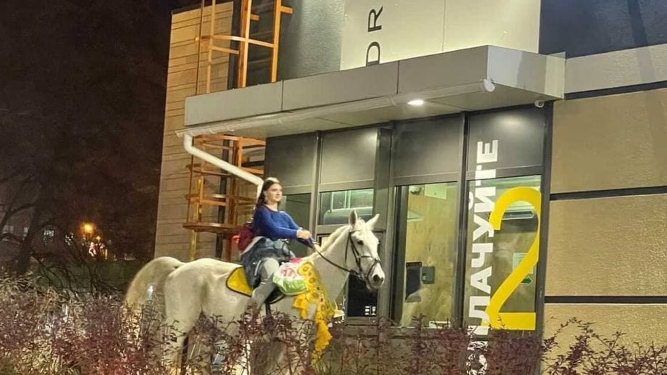 В Харькове неизвестная девушка на лошади приехала в McDonald's