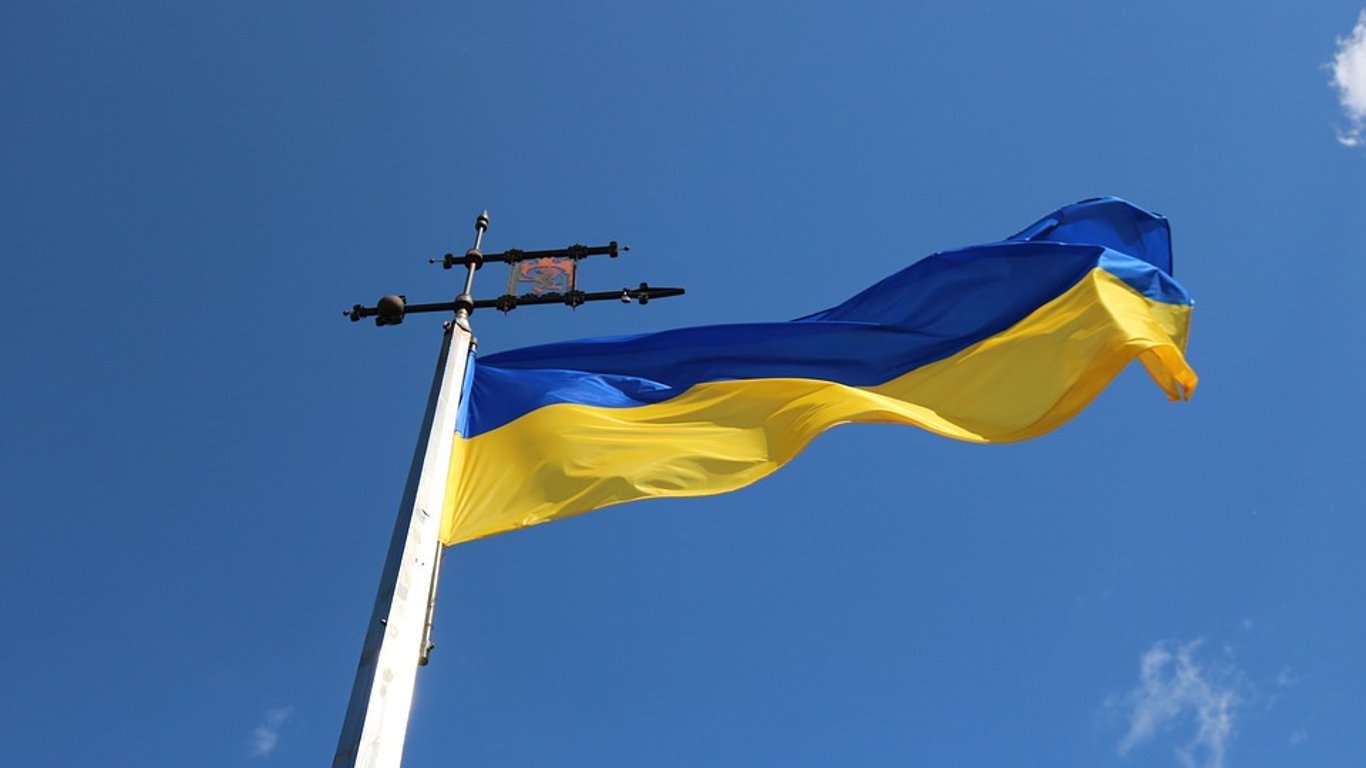В Виннице россиянин украл и выбросил флаг Украины: что ему грозит
