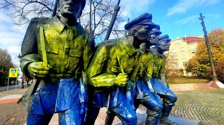 У Польщі невідомі розфарбували пам'ятник Пілсудському кольорами українського прапора. Фото - 285x160