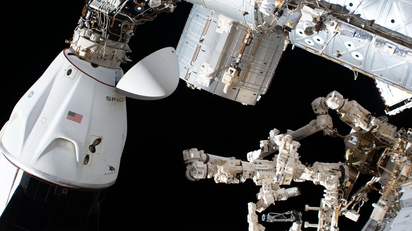 Возвращение корабля Space X с астронавтами на Землю перенесли – почему