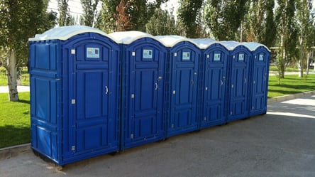 У Києві на зупинках громадського транспорту з'явилися туалети. Відео - 285x160