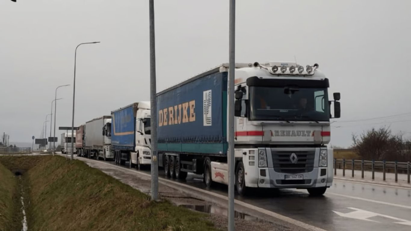 Блокада пунктів пропуску — скільки вантажівок стоять на кордоні з Польщею