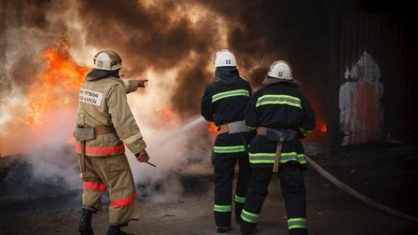 Пожежа у Великодолинському — рятувальники загасили пожежу у лазні