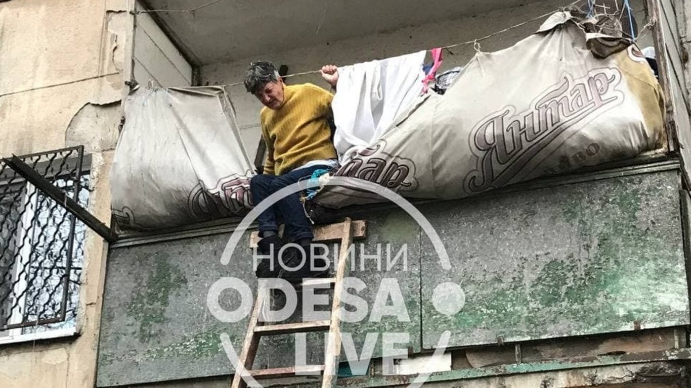 Женщина не может попасть в свою квартиру из-за гор мусора - Новости Одессы