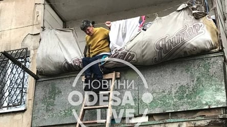 В Одесі жінка не може потрапити до своєї квартири через гори сміття. Відео - 285x160