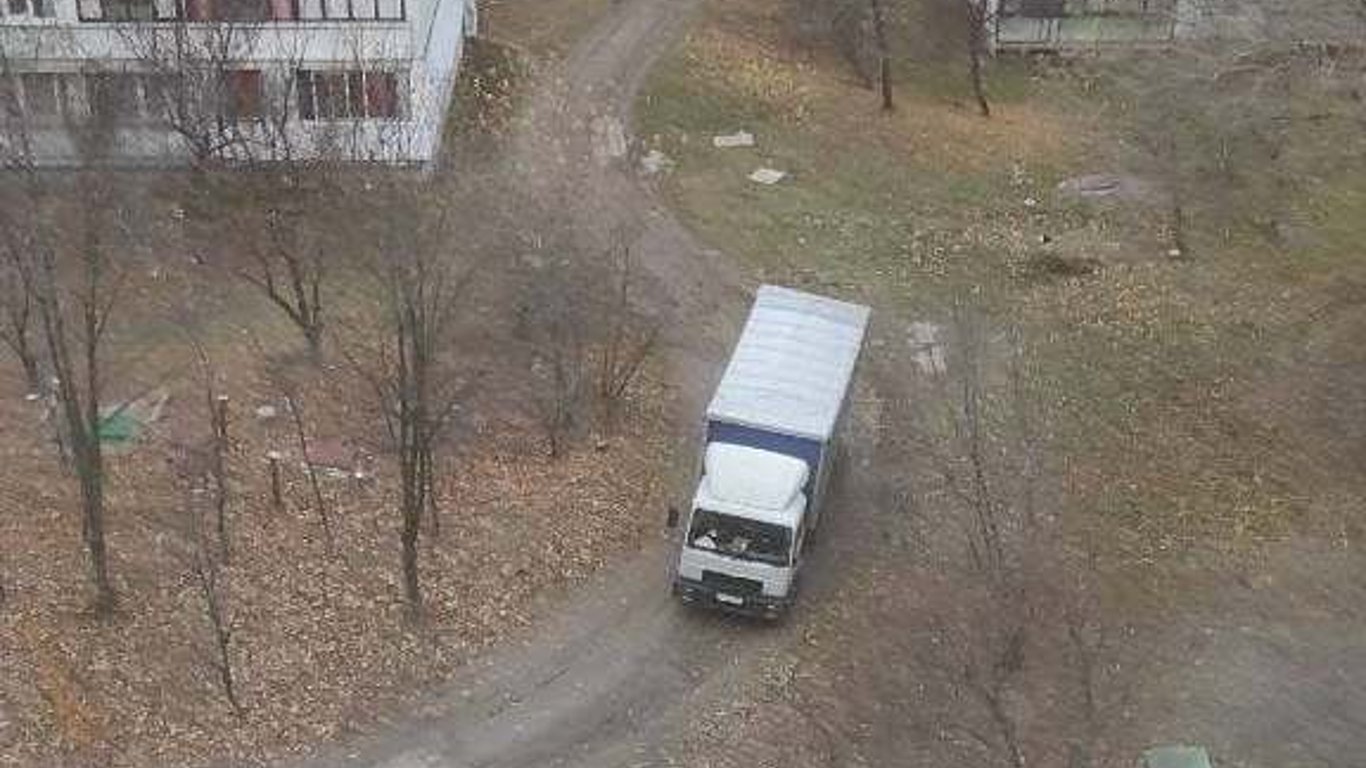 В Харькове жители жалуются на водителей грузовиков, ездящих по тротуару