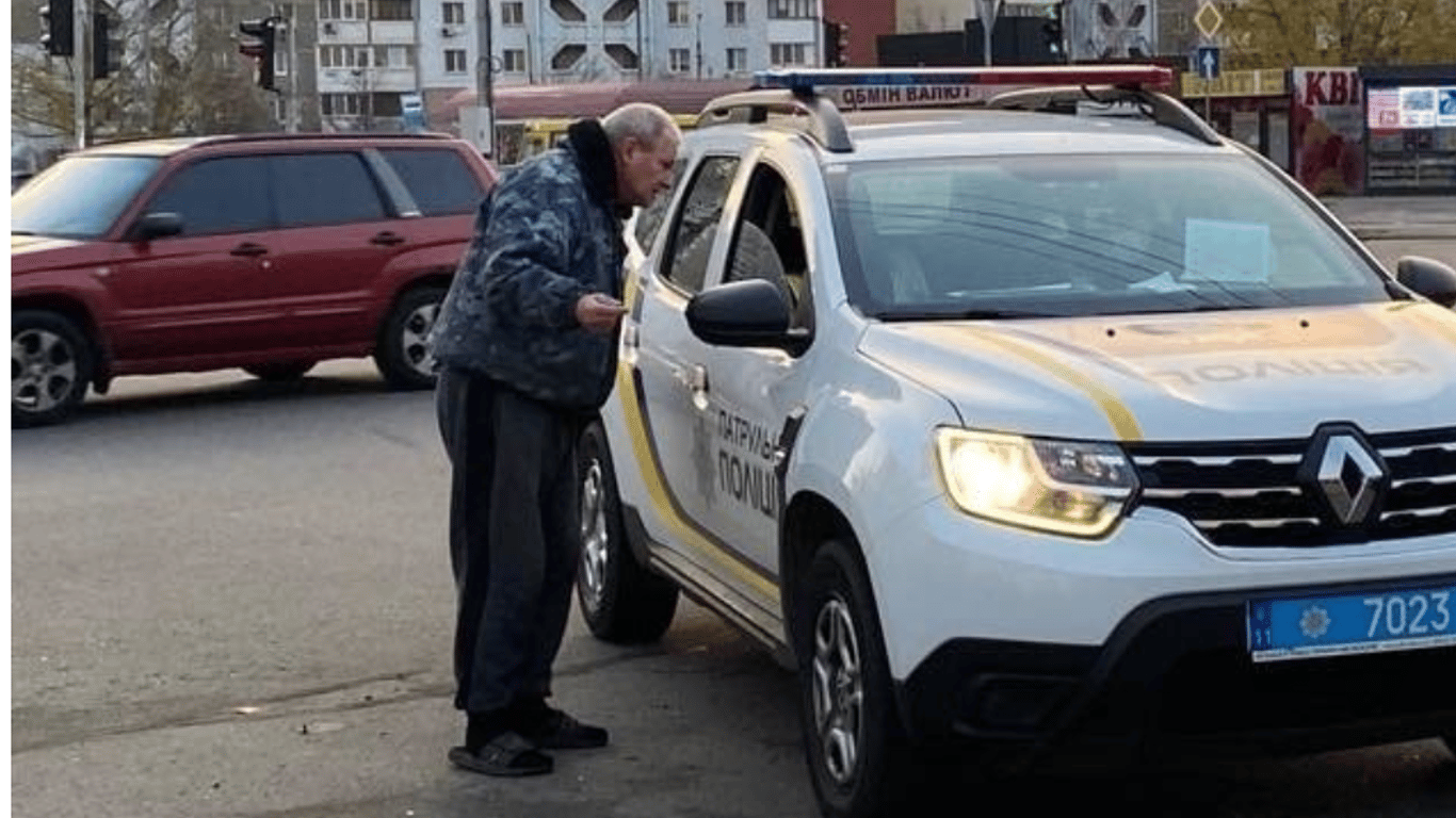 В Киеве легковушка протаранила автомобили на парковке