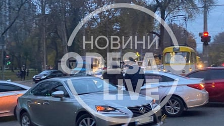 В Одесі на трамвайних рейках зіштовхнулися дві автівки: заблокували рух трамваїв. Фото - 285x160