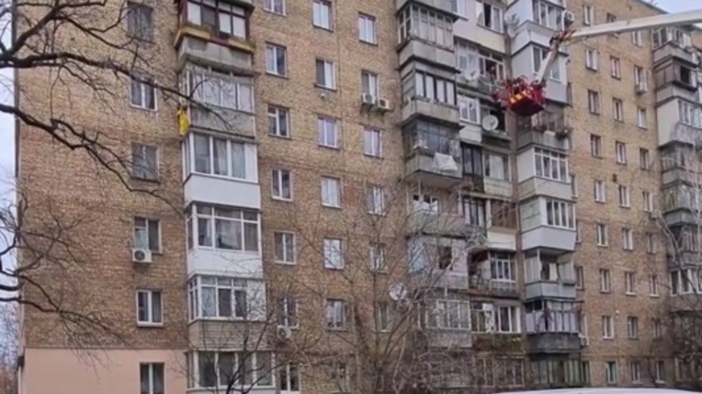 Труп мужчины висел на людной улице - Новости Киева