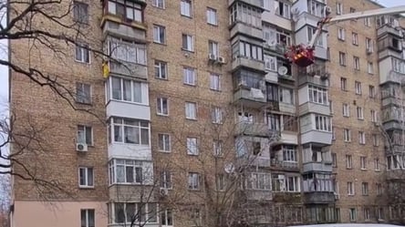 Труп чоловіка висів на людній вулиці в Києві. Фото - 285x160