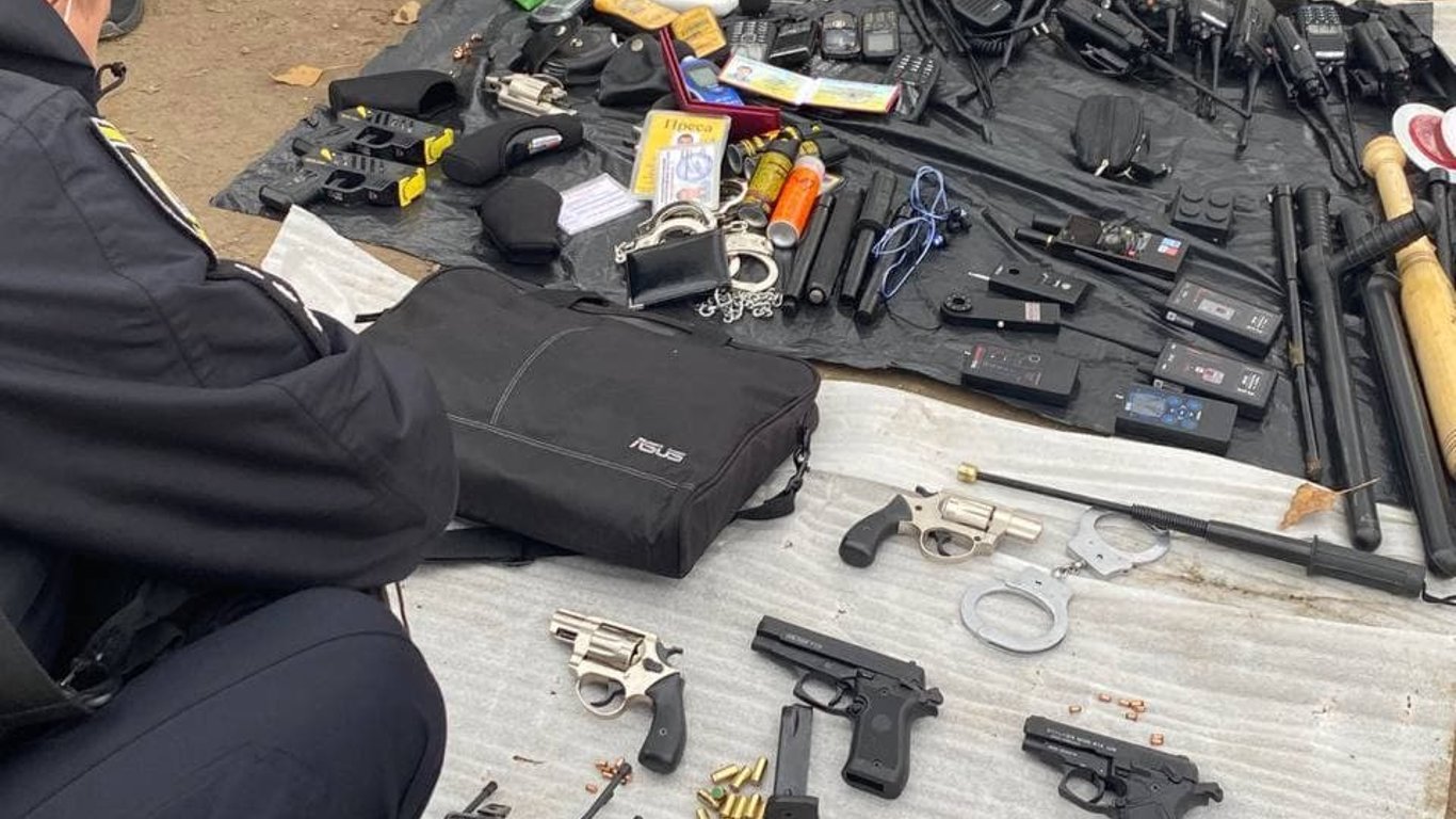 Затримання у Києві - у Дарницькому районі поліцейські знайшли арсенал зброї
