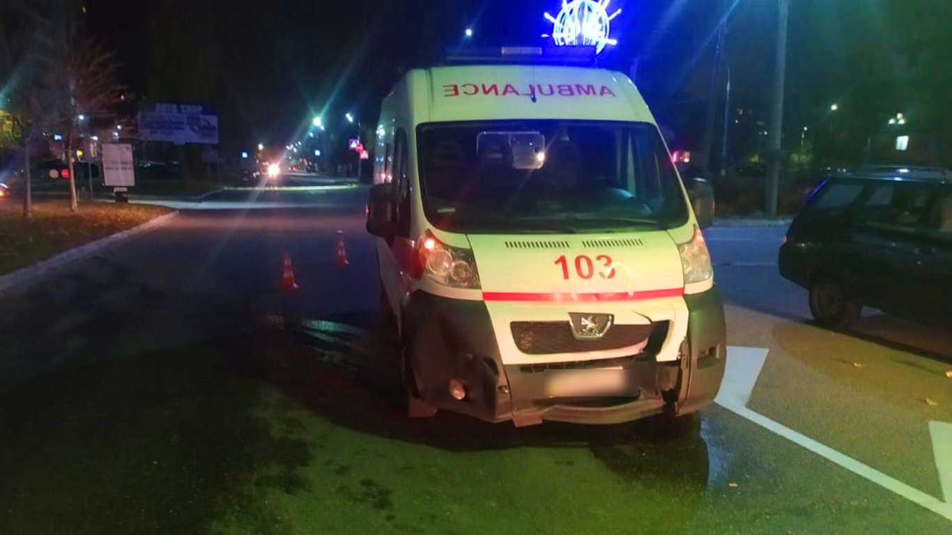 ДТП под Киевом - машина скорой помощи въехала в легковушку