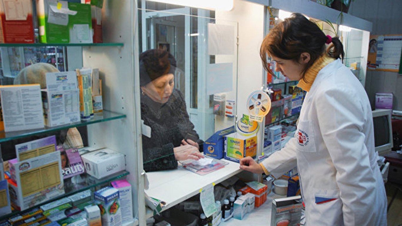 Карантин в Киеве - женщина устроила скандал в аптеке из-за просьбы надеть маску