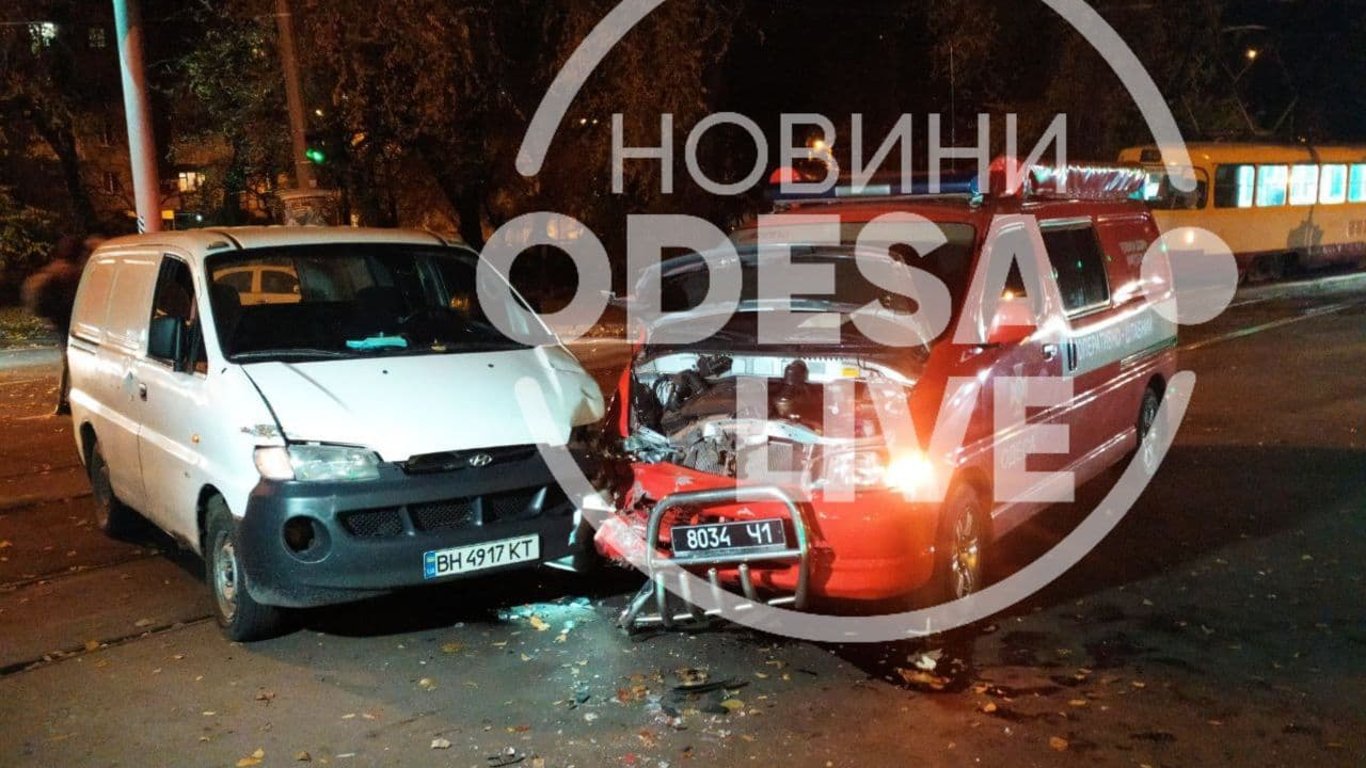 В Одессе микроавтобус столкнулся с машиной ГСЧС - движение затруднено