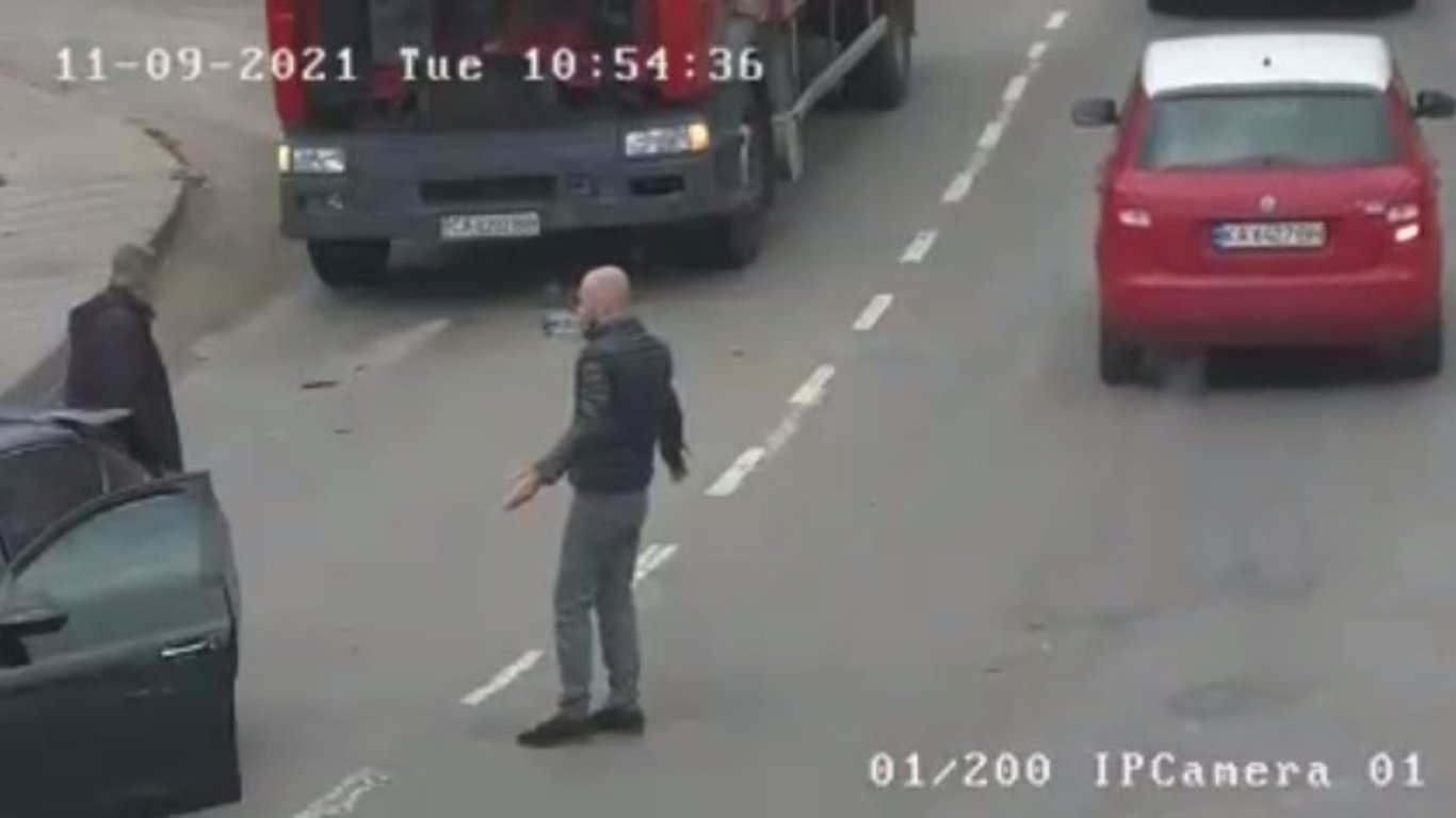 Вантажівка знесла дорогий Porshe під Києвом - відео