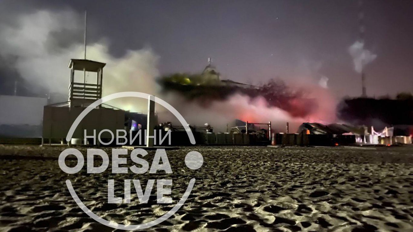 Клуб Трумен згорів у Одесі - фото та відео