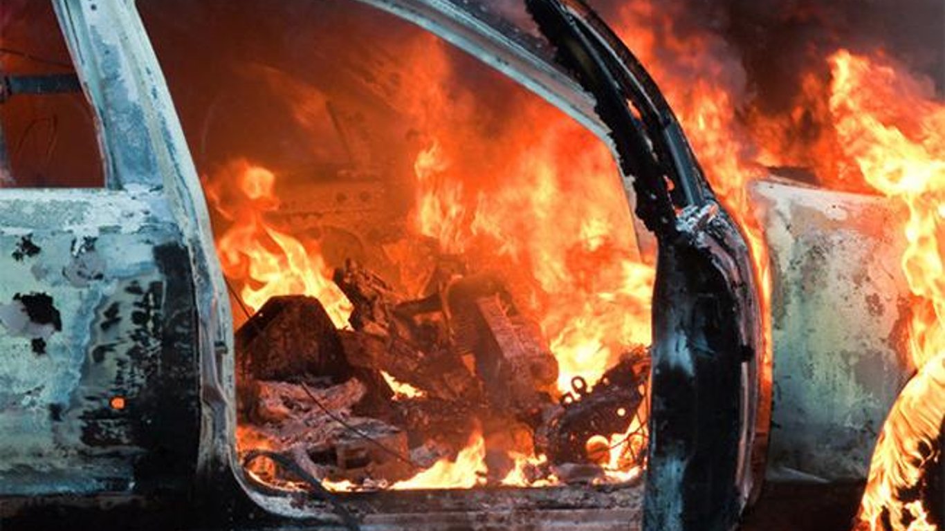 Пожежа у Києві - у дворі житлового будинку згоріло вщент авто