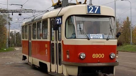 В Харькове парень проехался на трамвае опасным способом. Видео - 285x160