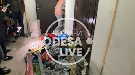 В Одессе коммунальщики убирают мусор в квартире женщины, которая лазила домой по лестнице - 285x160