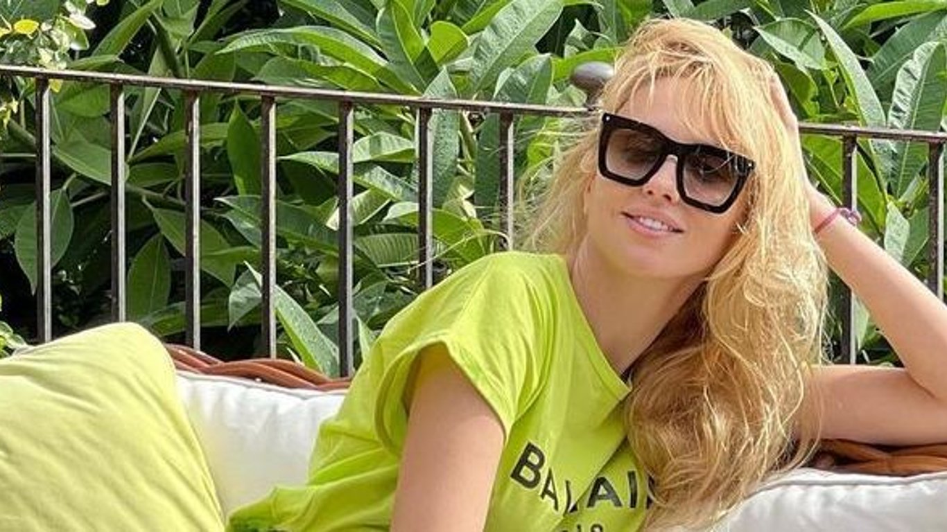 Оля Полякова позувала в сексуальному купальнику на Мальдівах - фото