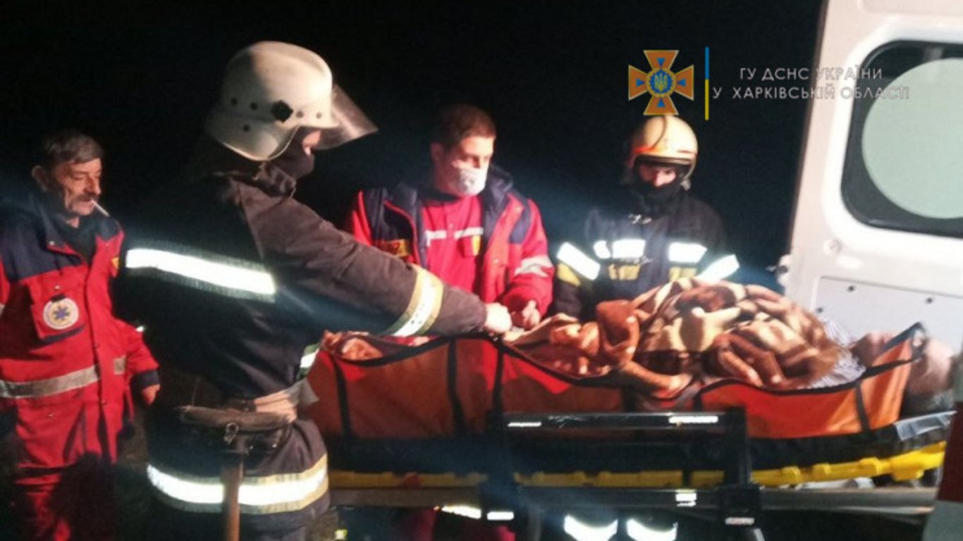 На Харківщині рятувальники допомогли "швидкій" транспортувати чоловіка