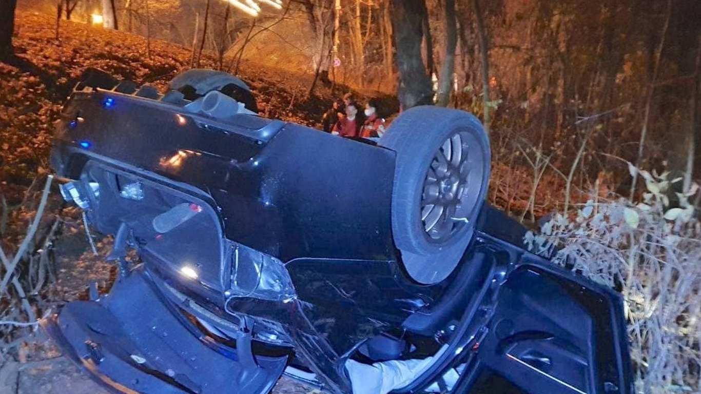 BMW сорвался в обрыв у Моста влюбленных - Новости Киева