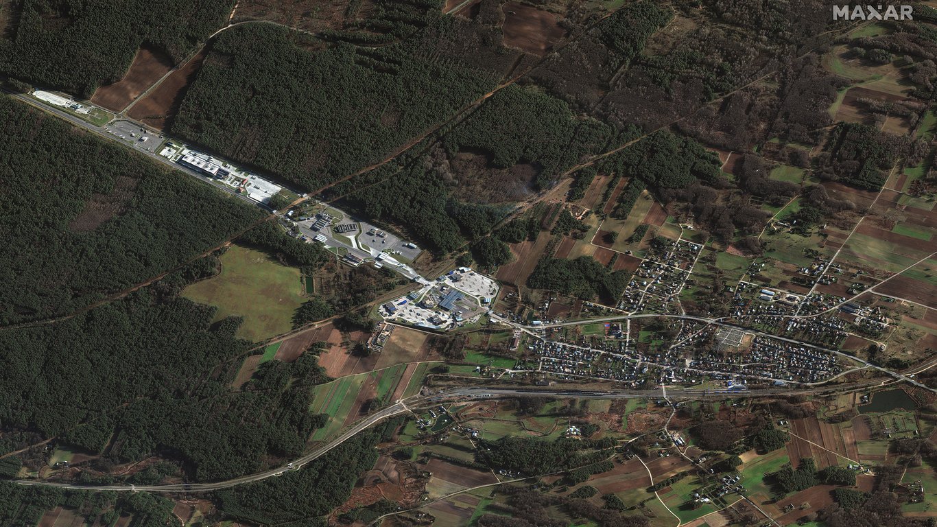 Лагерь мигрантов на границе с Польшей показали на спутниковых снимках