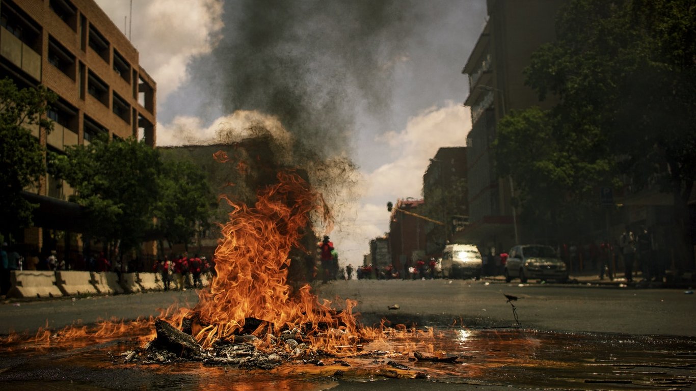 Взрыв в центре Харькова – на остановке сгорел автомобиль
