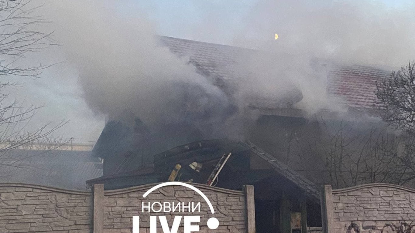 Пожежа у Києві - через п'яниці згорів цылий будинок