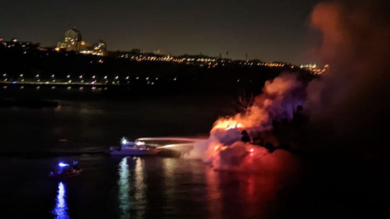 Пожар в Києві - горить плавучий ресторан