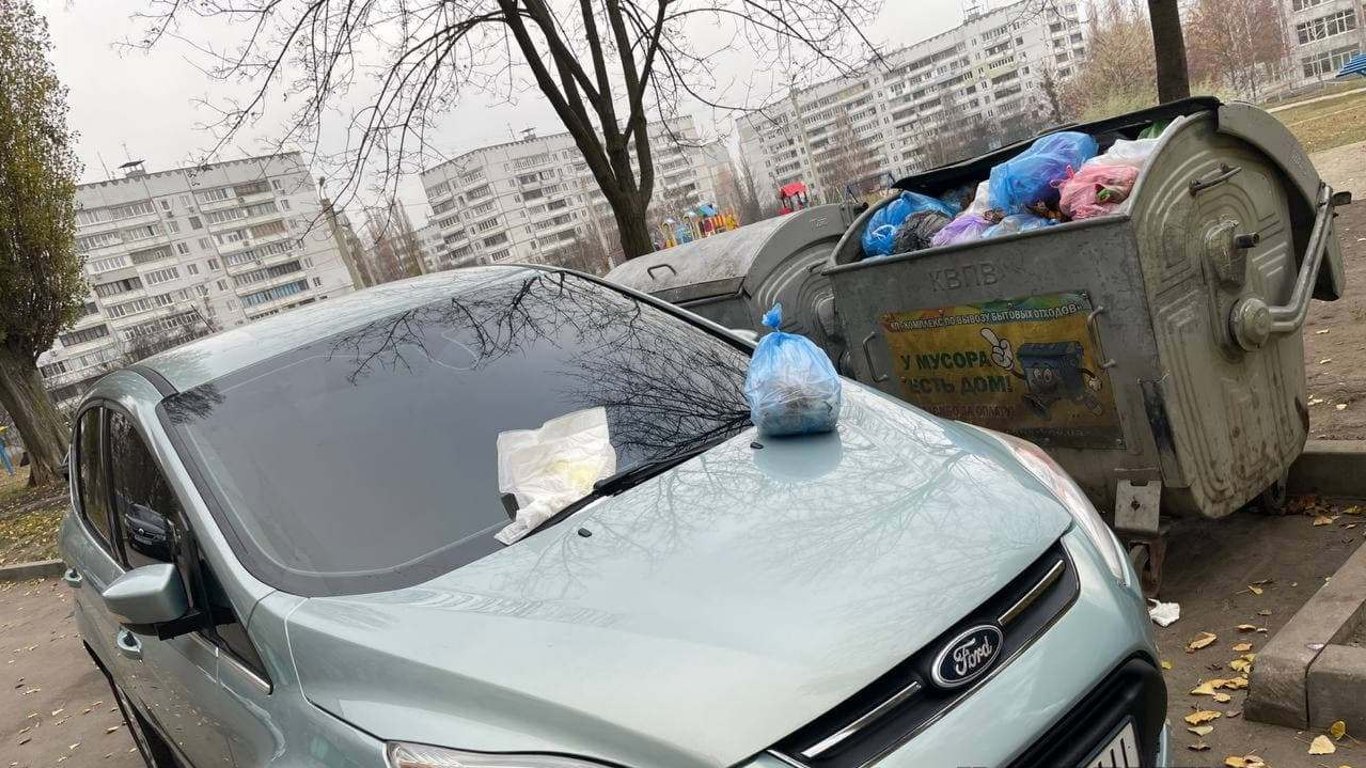 Героя парковки закидали сміттям у Харкові