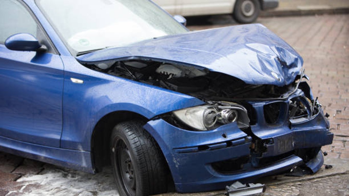 ДТП в Харькове – BMW протаранила коммунальную машину
