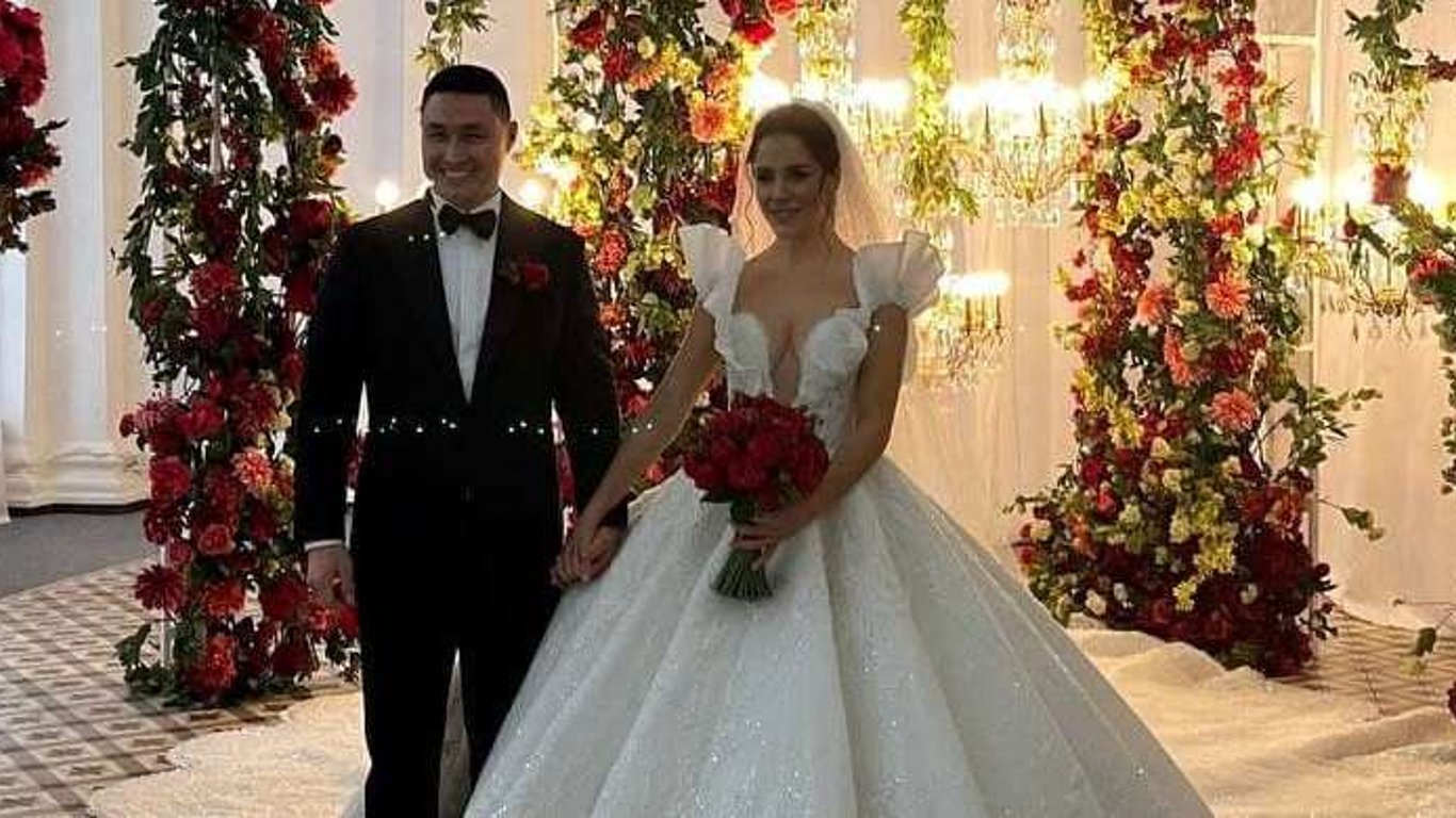 Ведущая Танцев со звездами Онуфрийчук примерила три роскошных платья на свадьбе с миллионером - рассматриваем наряды