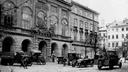 Как менялась Львовская ратуша с течением времени: в сети появились исторические фотографии - 285x160