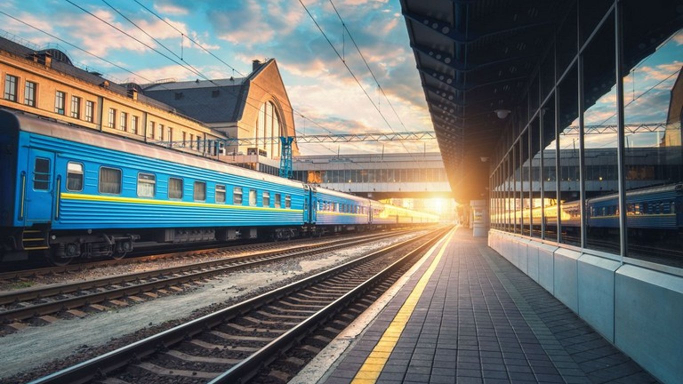 В Харькове в сети высмеяли поезд с кондиционером на крыше