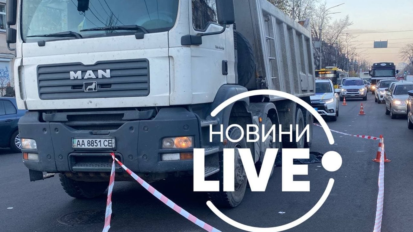 Авария в Киеве - грузовик раздавил женщину - фото