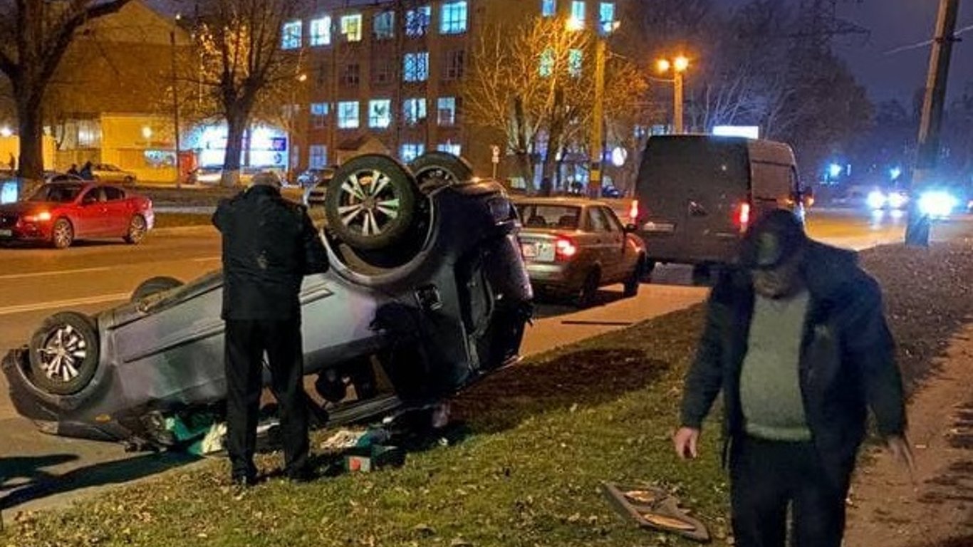 В Харькове автомобиль перевернулся от удара во время ДТП