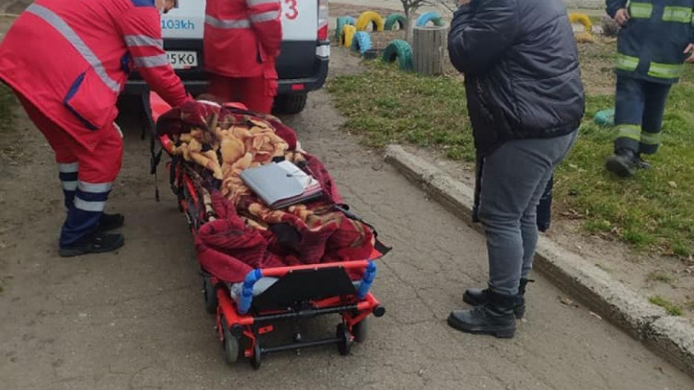 Рятувальники допомогли медикам госпіталізувати жінку з інсультом під Харковом
