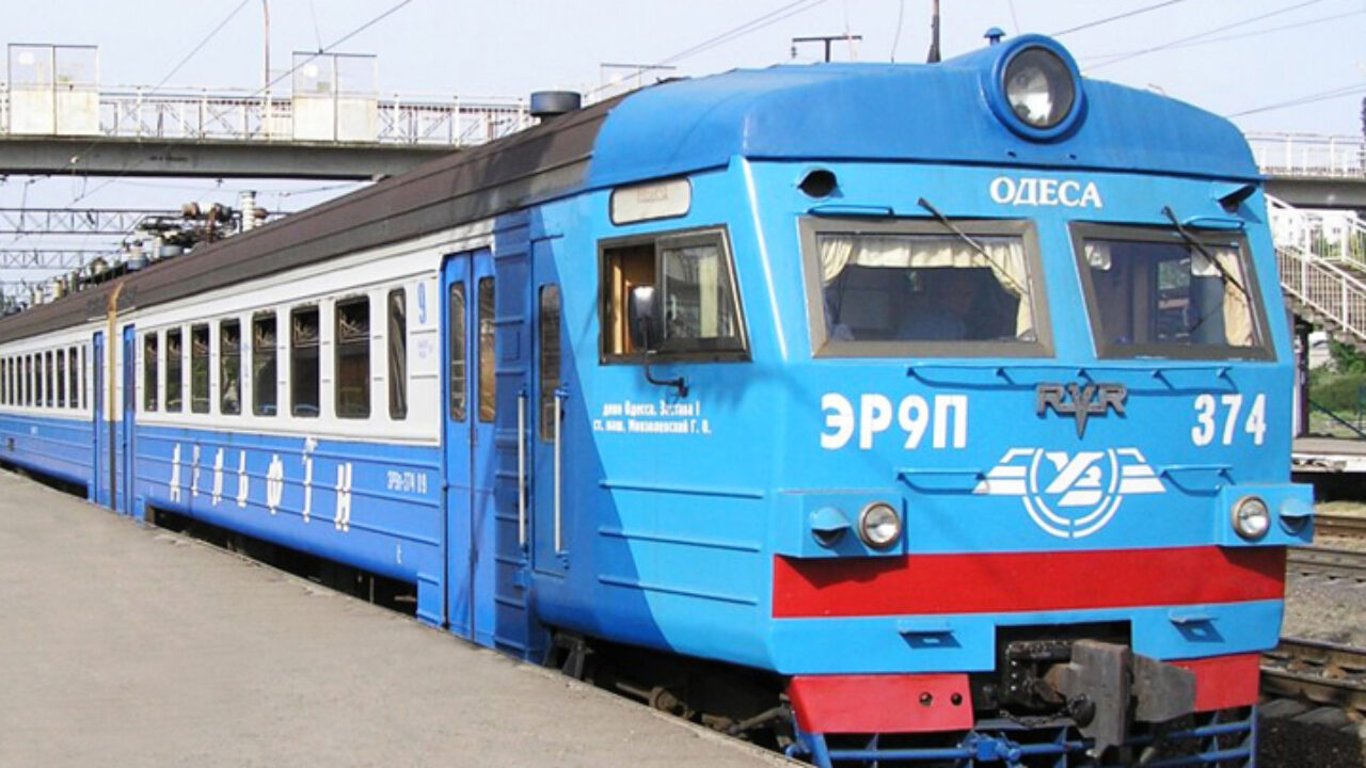 В Одессе вагон в электричке стал испытанием для горожан - грязь, ржавчина и холод
